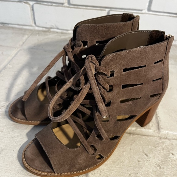 Vince Camuto Tressa Taupe Bootie Size 6.5 - Picture 3 of 11